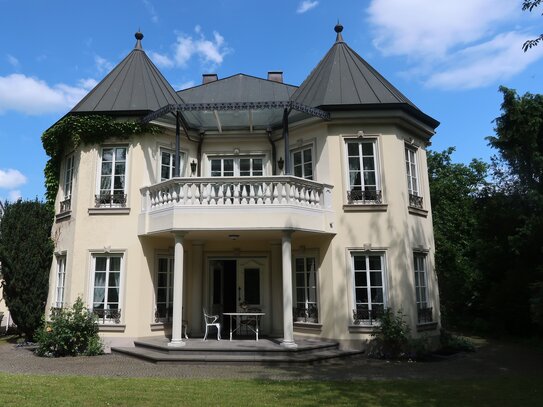 Kunstvolle Stadtvilla nahe dem Schlosspark am Rhein