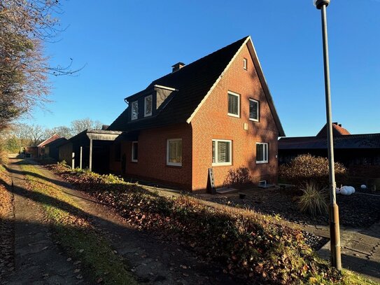 Ein-/Zweifamilienhaus mit Carport, Gartenhaus und überdachter Terrasse