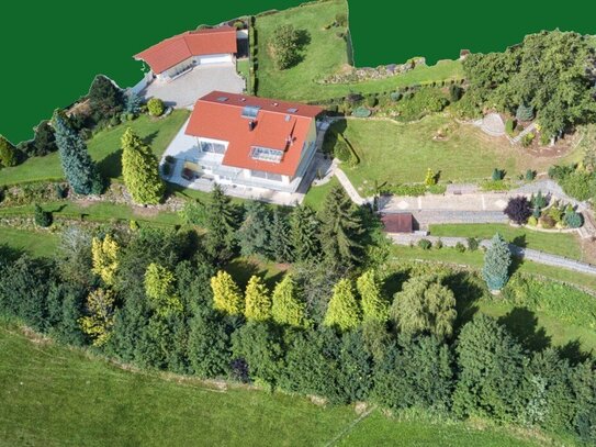 Exklusive Villa, mit drei möglichen Wohneinheiten, parkähnlichem Garten und gigantischer Aussicht