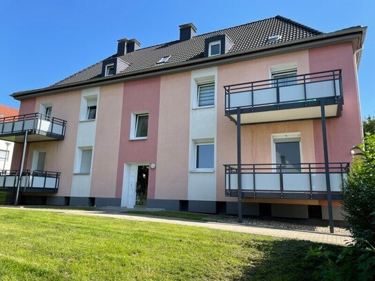 Tapezierte Wohnung mit Balkon und neuem Bodenbelag !!