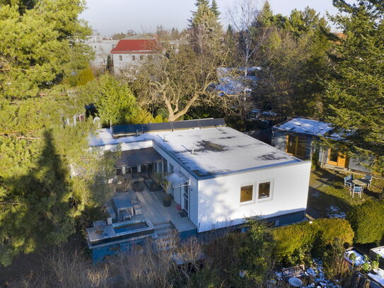 Elegantes Haus im Bauhaus-Stil mit großem Grundstück, Nebengelass und Pool in Altglienicke