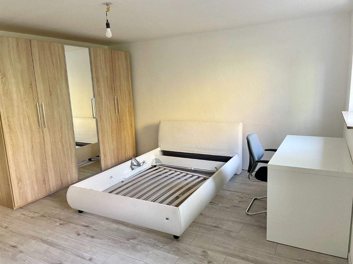 Neu renovierte, gut vermietete 1 Zimmer Wohnung mit Auto-Stellplatz!
