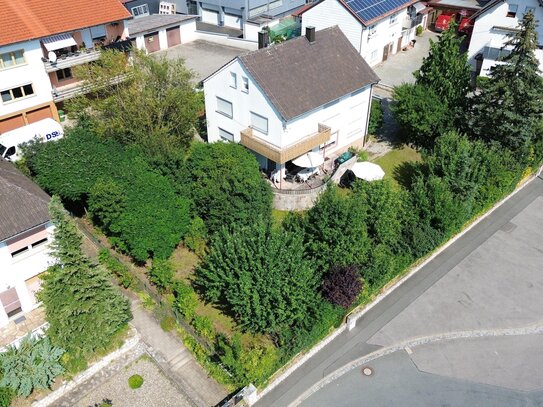 Charmantes Zweifamilienhaus mit großem Grundstück und idyllischem Garten