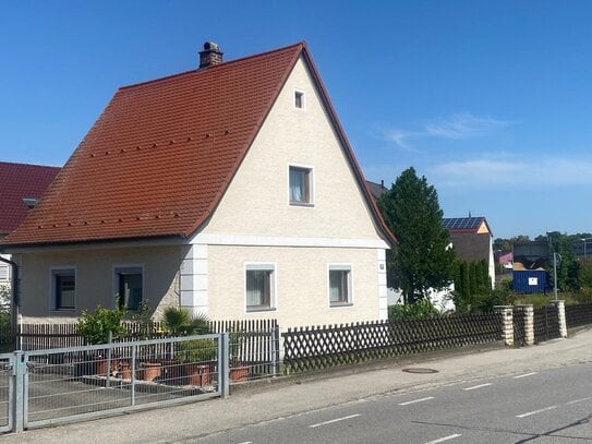 Einfamilienwohnhaus mit Garagen und Garten in zentrumsnaher Lage