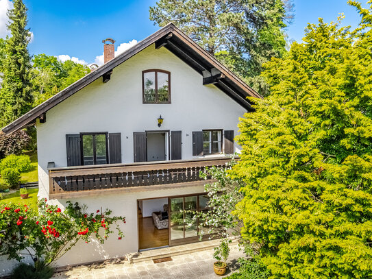 Großzügig, familiengerecht, absolut ruhig: Historisches Landhaus in Seenähe