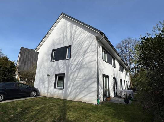 Neubau !! Exklusives 5 Zimmer Mittelreihenhaus mit Gartenanteil ( ca.100m²) in Norderstedt-Glashütte zu vermieten !!
