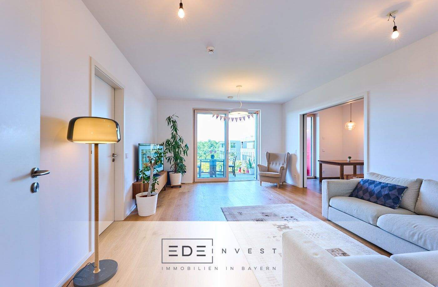 Schöne 4-Zimmer-Wohnung mit großem Balkon und Dachterrasse!