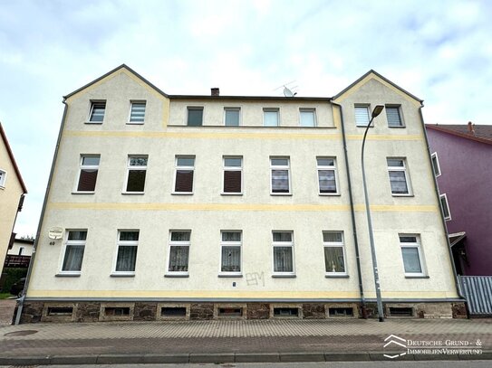 Mehrfamilienhaus mit Nebengebäude, Stellplätzen und Garten