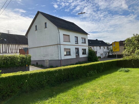 Altes Dorfhaus mit Scheune in Mündersbach/Westerwald. Sanierungsbedürftig aber mit viel Potential.