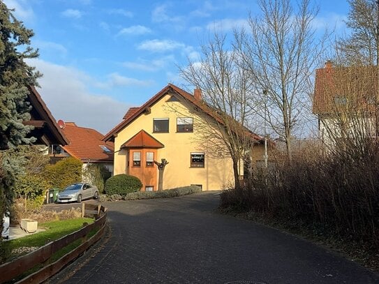 *Neues Zuhause und Kapitalanlage in einem: 4-Familienhaus in Saulheim mit moderner Heizung*