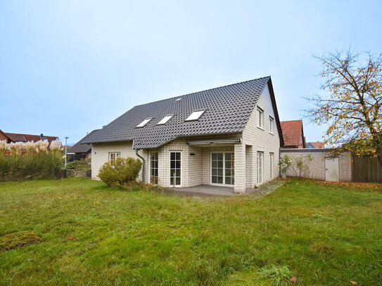 Großzügiges Einfamilienhaus mit viel Tageslicht und schönem Garten!