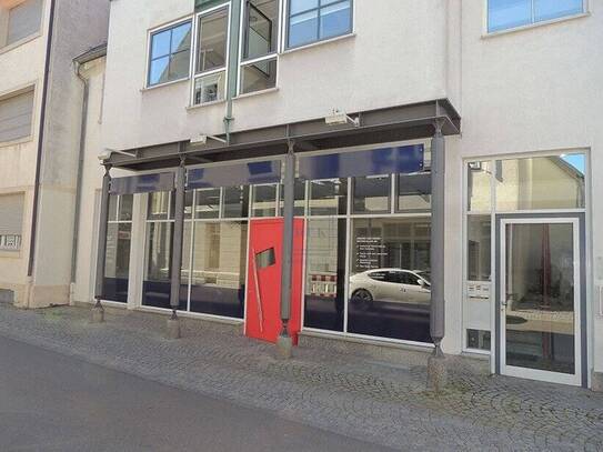 "Büroplatz mit großer Schaufensterfront im Stadtkern von Kirchheim Teck zu vermieten"
