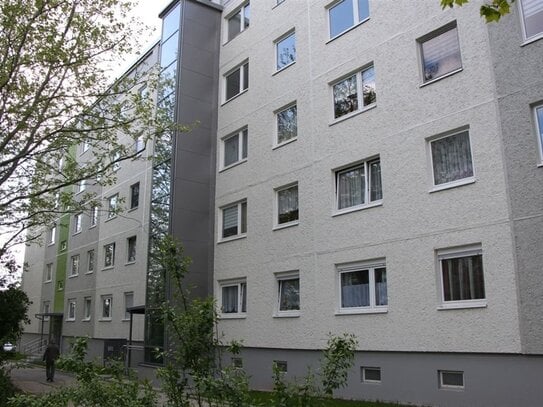 Neugestaltete, geräumige 2-Raum-Wohnung mit großem Bad