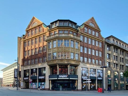 Altbaucharme - Balkon - Blick auf das Rathaus