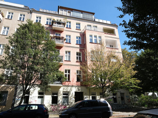 "unsanierte ca. 161 m² Altbau Wohn- und Gewerbemaisonette mit Balkon am Arnswalder Platz "