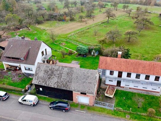 Feldrandlage: 3 Gebäude auf großem Grundstück!