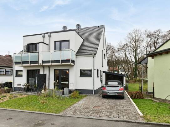 Exklusive Doppelhaushälfte mit hochwertiger Ausstattung und Carport
