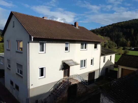 Freistehendes Einfamilienhaus mit Doppelgarage, Nebengebäuden und Garten bietet viel Platz zur Entfaltung