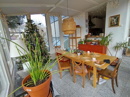 Schöne, helle 4-Zimmer-Erdgeschosswohnung mit Wintergarten, Terrasse, Garten und Tageslichtkeller