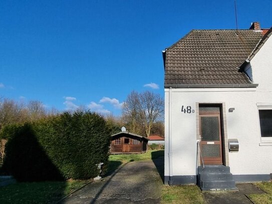 EINFAMILIENHAUS MIT TERRASSE - STELLPLÄTZE - GROSSER GARTEN VON DER STRASSE ZUGÄNGLICH