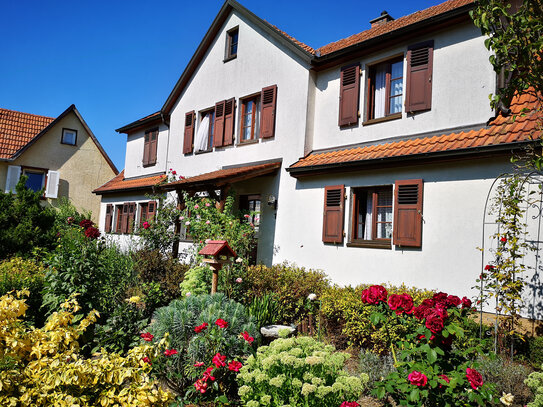 Historisches Wohnhaus mit ausbaufähigen Nebengebäuden und großer Grundstücksfläche