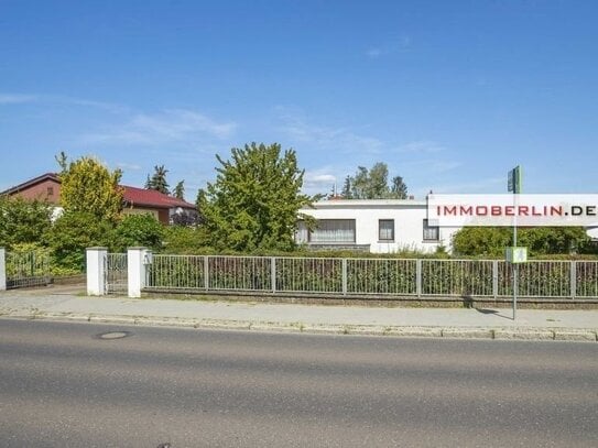 IMMOBERLIN.DE - Charaktervoller Bungalow mit Südwestterrasse, Garagen & großem Garten in familiärer Lage nahe der Havel