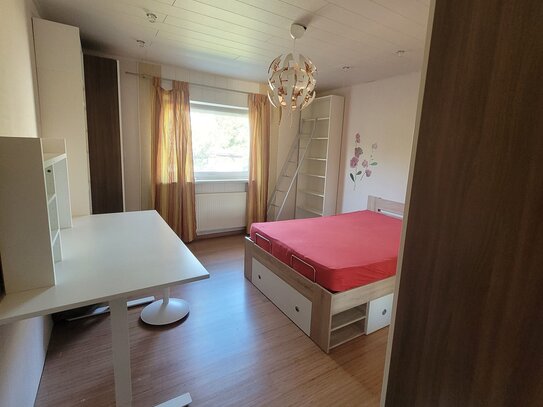 1 vollmöbliertes Zimmer mit höhenverstellbaren Schreibtisch, Regalen, 1,40x200m-Bett und riesiger Schrankwand in großem…