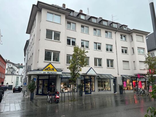 Große Handelsfläche in zentraler Lage am Marktplatz - große Schaufensterfronten