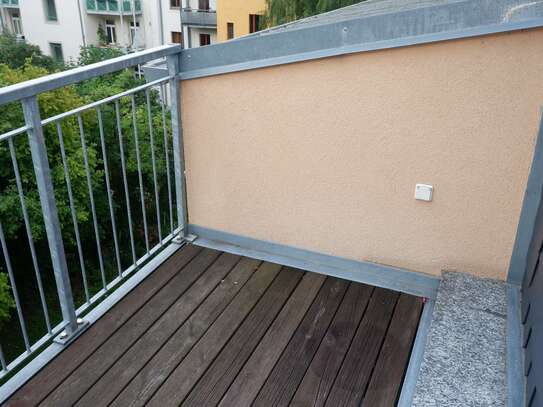 Modernes Laminat - Süd-Balkon - - Dachschrägen - frei ab 1.3.25