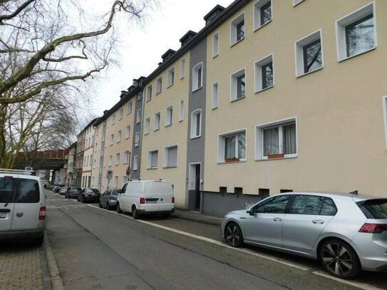 Geräumige, frisch renovierte 2-Zi.-Whg. mit großem Balkon in sehr zentraler Lage