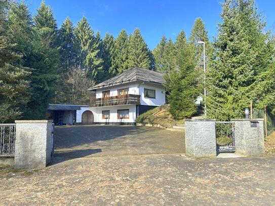 Ein ganz besonderes Anwesen! Einfamilienhaus mit Einliegerwohnung und großem Waldgrundstück in Außenlage von Hof