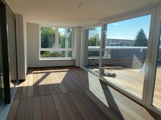 Mit Weitblick nach Süden: 3,5 Zi.-PH-Wohnung mit Summergarden und großer Dachterrasse