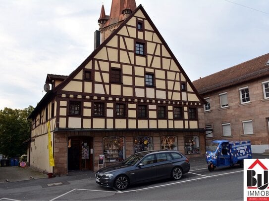 *Sofort frei - 1 Zimmer + ausgebauter Spitzboden - möbliert - Bad mit Wanne und Fenster*