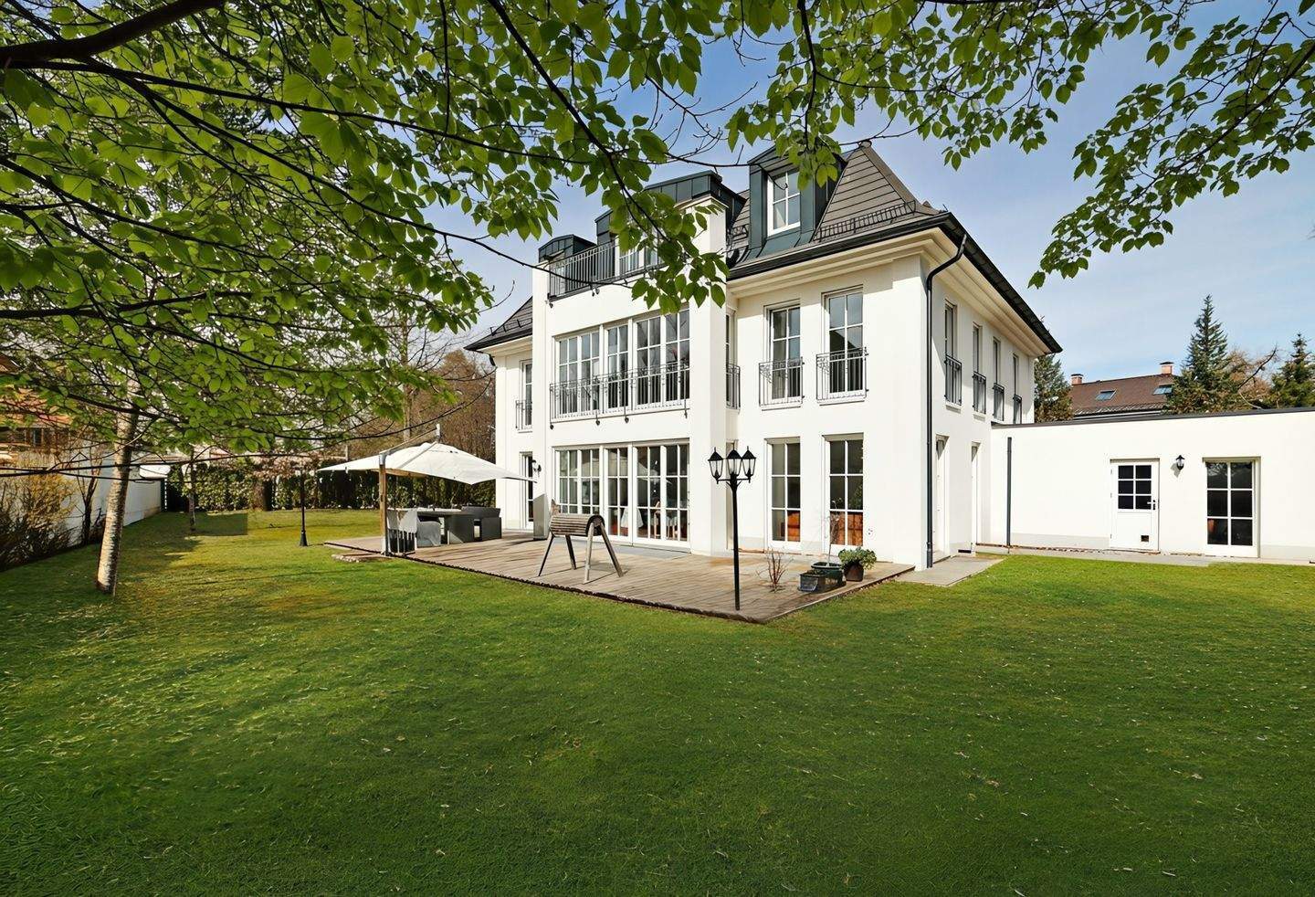 Eleganz und Exklusivität vereint - Repräsentative Villa in Solln!