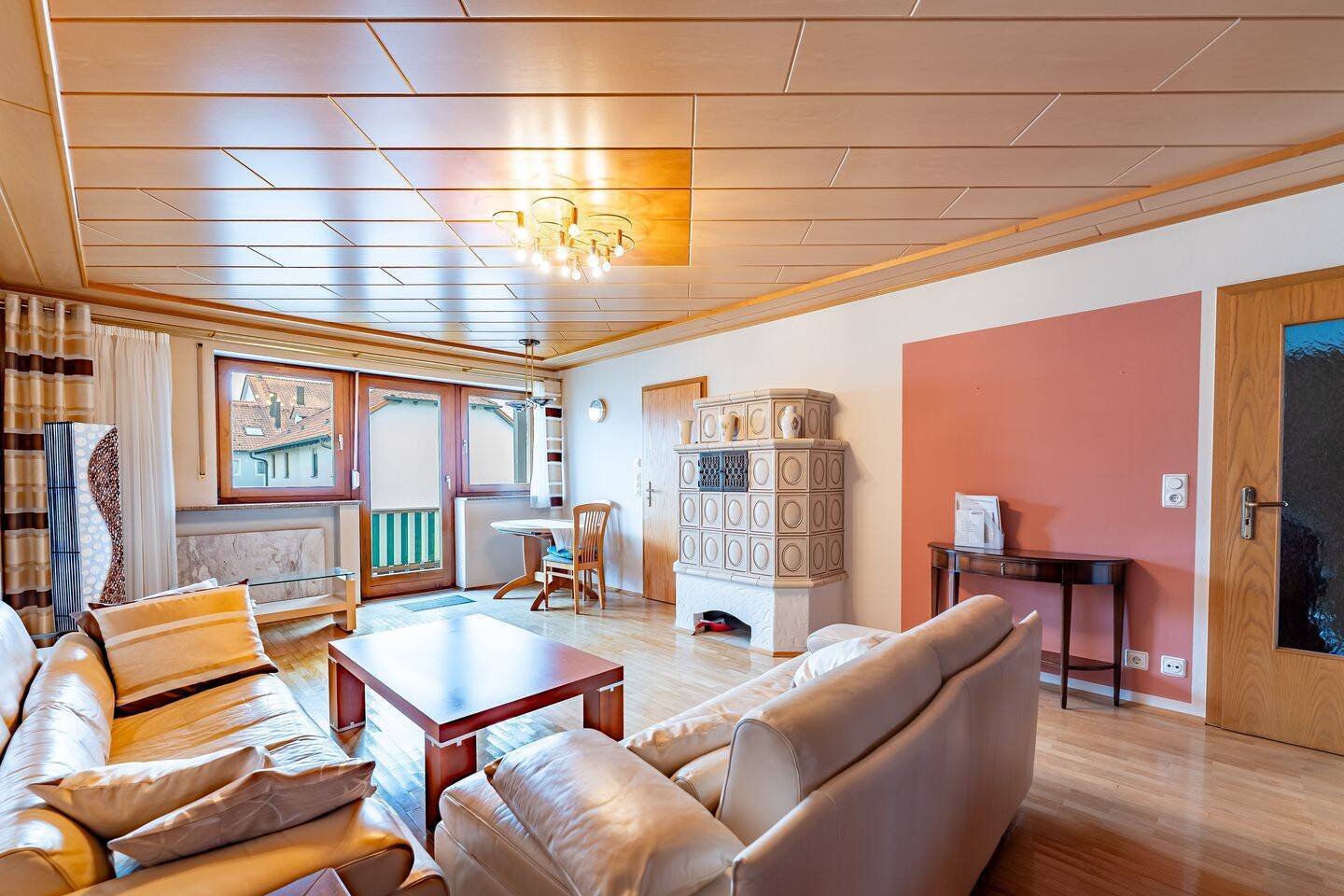 *VOLL MÖBLIERTE 2-ZIMMER-WOHNUNG MIT ÜBERDACHTEM SÜD-BALKON IN RUHIGER LAGE*