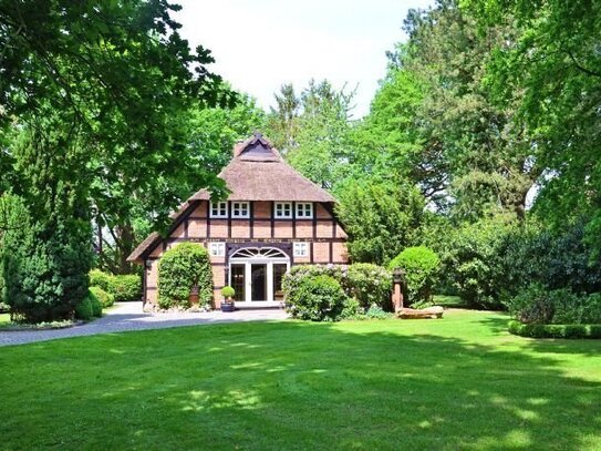 Außergewöhnliches Reetdach-Domizil mit Gästehaus, Scheune mit neun Pferdeboxen u. zauberhaftem Gartenbereich in Elsdorf…