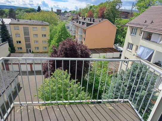 Helle 2-Zimmer-Wohnung mit Balkon in denkmalgeschütztem Sandstein-Gebäude