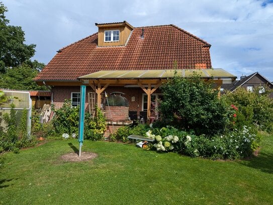 Einfach hin und weg: Viel Platz mit schönem Garten