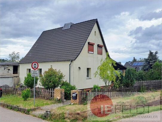 Teilmodernisiertes Einfamilienhaus mit überdachter Terrasse, Nebengelass, Garage + großem Grundstück