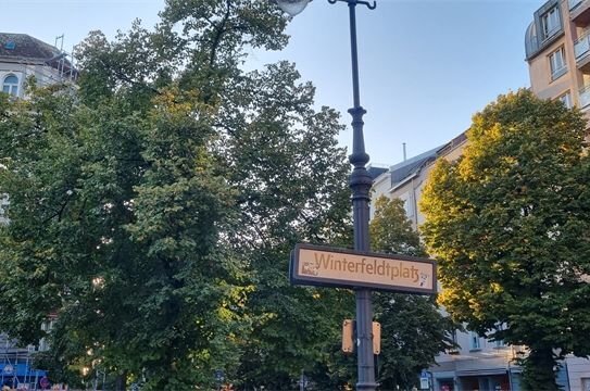 Stucketage mit Balkon und Lift in Schöneberg