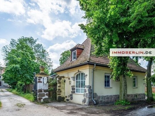 IMMOBERLIN.DE - Klassisches Torhaus mit Sonnengarten + Pool am Kartzower Schloss