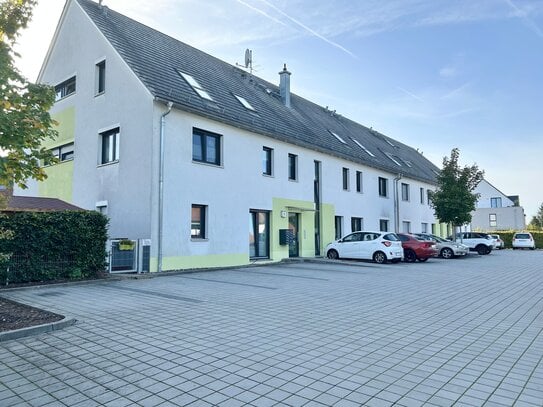 MODERNE VOLL MÖBLIERTE 1 ZIMMER SOUTERRAIN WOHNUNG MIT TERRASSE UND KFZ-STELLPLATZ