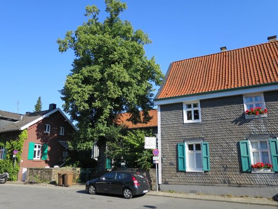 Außergewöhnliches Ensemble aus vier Einzelhäusern auf großem Grundstück in ruhiger Nebenstraße