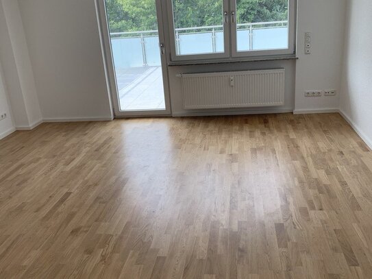 Ruhige und helle 3-Zimmerwohnung (1.OG) mit Balkon und Blick in den Garten, Stadtteil Niederursel