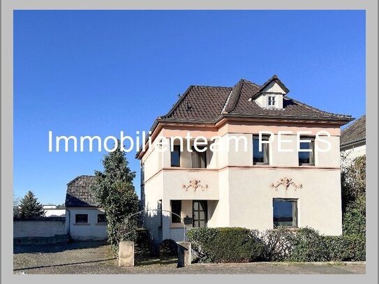 Jugendstil / Gründerzeit Villa mit Nebengebäude, 4-5 Parkplätzen und Riesengarten in Bornheim OT