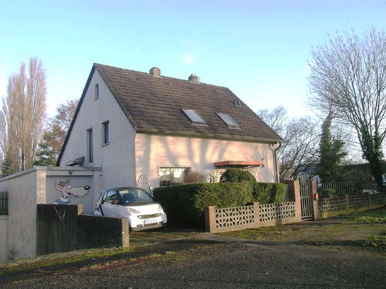 Schönes Zweifamilienhaus mit Doppelgarage in bester Lage in 40625 Düsseldorf-Gerresheim