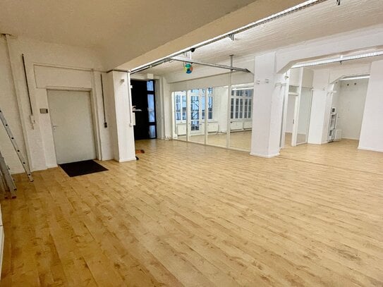 Loftartige Büro-/Atelierfläche im stilvollen Ambiente einer ehemaligen Schreinerei