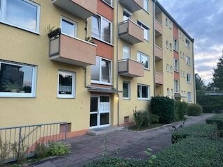 Geschmackvolle, modernisierte 3-Raum-Hochparterre-Wohnung mit geh. Innenausstattung mit Balkon