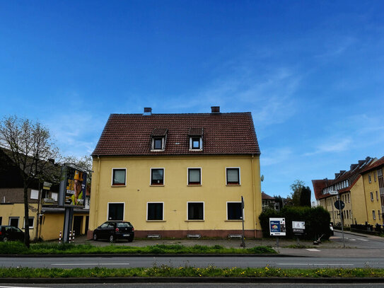 Ist-Mietrendite von 6,9 % - attraktives Mehrfamilienhaus & 10 Garagen steht zur Entwicklung bereit!