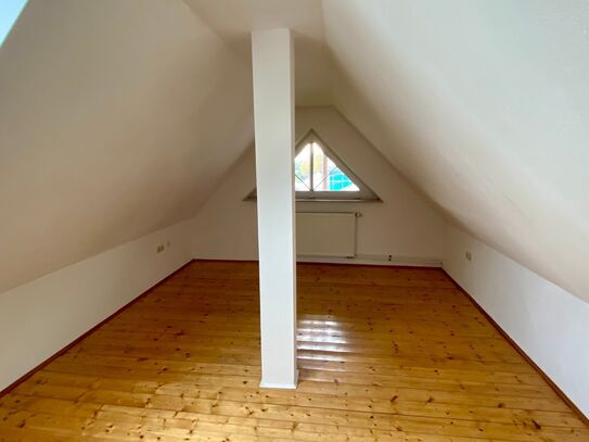 Gemütliche 3ZKB-Dachgeschosswohnung mit Balkon zu vermieten!